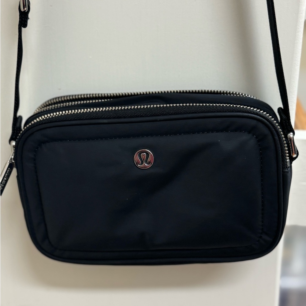 Lululemon Crossbody Camera bag 2L - Picture 2 of 12